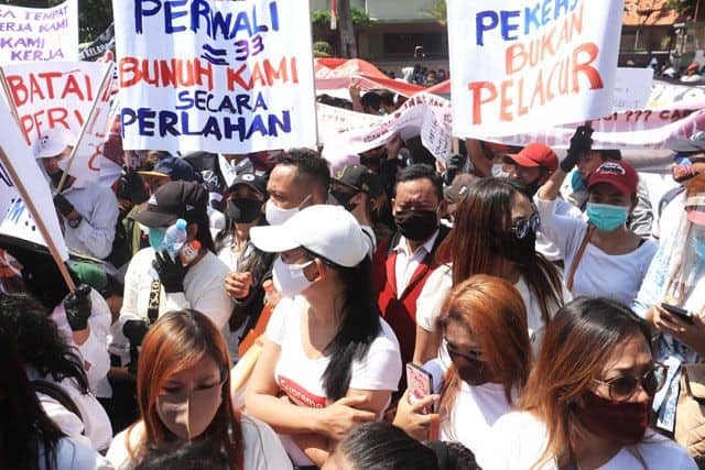 Aksi seniman Surabaya menuntut pencabutan Perwali 33/2020 pada Rabu (5/8/2020) lalu. (DOK JAWAPOS.COM)